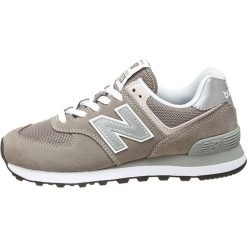 Sneakersy w kolorze szarym. Szare trampki i tenisówki damskie New Balance, bez wzorów, na sznurówki. W wyprzedaży za 159,95 zł.
