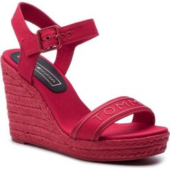 Espadryle TOMMY HILFIGER - Colorful Tommy Wedge Sandal FW0FW04160 True Red 665. Czerwone espadryle damskie TOMMY HILFIGER, bez wzorów, z tworzywa sztucznego, bez obcasa, na obcasie. W wyprzedaży za 279,00 zł.