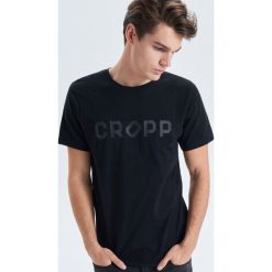 Koszulka z nadrukiem Czarny. Czarne koszulki męskie marki Cropp, s, z nadrukiem, bez kołnierzyka, bez rękawów. Za 34,99 zł.