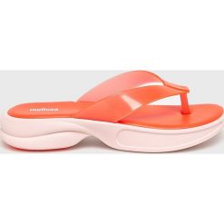 Melissa - Japonki Odd Ad. Pomarańczowe klapki damskie Melissa, bez wzorów, z materiału, bez obcasa. Za 319,90 zł.