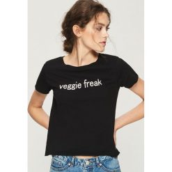 T-shirt veggie freak - Czarny. Czarne t-shirty damskie marki Sinsay, l. W wyprzedaży za 9,99 zł.