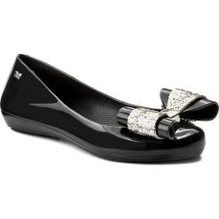 Baleriny ZAXY - Pop Glam II Fem 82299 Black 01003 AA285066 02966. Czarne baleriny damskie Zaxy, bez wzorów, z tworzywa sztucznego, bez obcasa. W wyprzedaży za 159,00 zł.