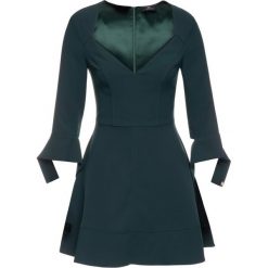 Sukienka koktajlowa Elisabetta Franchi AB-949-96E2-V239. Zielone sukienki damskie Elisabetta Franchi, bez wzorów, z poliesteru, wizytowe, bez kołnierzyka, bez rękawów. W wyprzedaży za 599,00 zł.