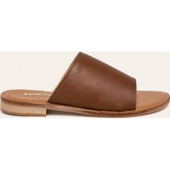 Emu Australia - Klapki skórzane Minogue. Pomarańczowe klapki damskie EMU Australia, bez wzorów, ze skóry, bez obcasa, na obcasie. Za 389,90 zł.