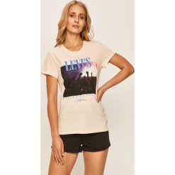 Levi's - T-shirt. Różowe bluzki damskie Levi's®, s, z nadrukiem, z bawełny, casualowe, z okrągłym kołnierzem. W wyprzedaży za 79,90 zł.