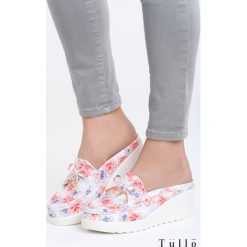 Niebieskie Klapki Lady Bird. Niebieskie buty ślubne damskie marki Born2be, z materiału, na wysokim obcasie, na koturnie. Za 79,99 zł.