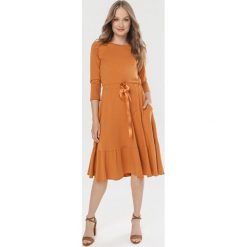 Camelowa Sukienka Vivialin. Brązowe sukienki damskie Born2be, na lato, xl, bez wzorów, bez kołnierzyka, bez rękawów. W wyprzedaży za 74,99 zł.