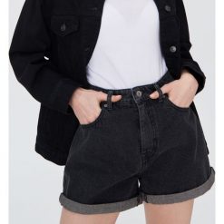 Jeansowe szorty mom fit - Czarny. Czarne szorty damskie Sinsay, bez wzorów, z jeansu. Za 49,99 zł.