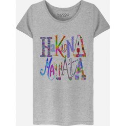 Koszulka "Hakuna Matata" w kolorze szarym. Szare koszulki damskie Wooop, xl, z nadrukiem, z bawełny, z okrągłym kołnierzem. W wyprzedaży za 56,95 zł.