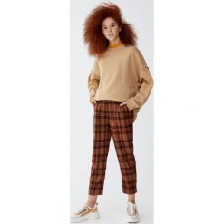 Spodnie tapered w kratkę. Szare spodnie damskie marki Pull&Bear. Za 99,90 zł.
