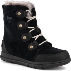 Śniegowce SOREL - Explorer Joan NL3039 Black/Dark Stone 010. Czarne kozaki damskie Sorel, na zimę, ze skóry, bez obcasa, bez zapięcia. W wyprzedaży za 369,00 zł.
