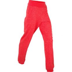 Spodnie sportowe z wywijanym paskiem, długie bonprix truskawkowy. Czerwone spodnie sportowe damskie marki bonprix. Za 44,99 zł.