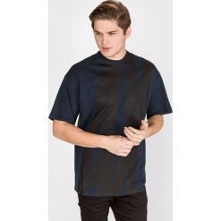 Armani Exchange Koszulka Niebieski. Niebieskie podkoszulki męskie Armani Exchange, xl, z nadrukiem, z bawełny, bez kołnierzyka, z krótkim rękawem, krótkie. Za 292,95 zł.