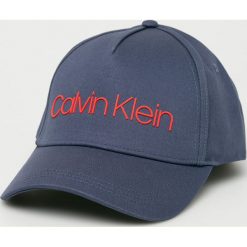 Calvin Klein - Czapka. Czarne czapki męskie Calvin Klein, bez wzorów, z bawełny. W wyprzedaży za 99,90 zł.