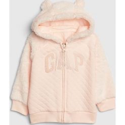 Bluza w kolorze jasnoróżowym. Różowe bluzy niemowlęce Gap Kids, z aplikacjami, bez rękawów, bez kaptura. W wyprzedaży za 67,95 zł.