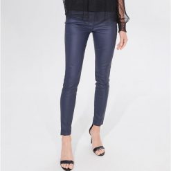 Woskowane jeansy skinny - Niebieski. Niebieskie jeansy damskie Mohito. Za 119,99 zł.