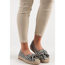 ESPADRYLE W PASKI. Żółte baleriny damskie Merg, w paski, bez obcasa. Za 89,90 zł.