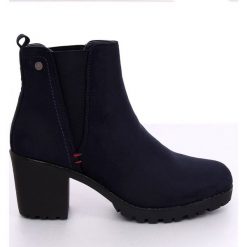 Botki na szerokim obcasie granatowe W373 Blue. Niebieskie botki damskie ButyModne, na jesień, z gumy, klasyczne, bez obcasa, bez zapięcia. W wyprzedaży za 129,00 zł.
