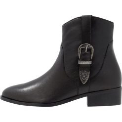 Trussardi Jeans BOOT WITH BUCKLE COLLECT Botki kowbojki i motocyklowe black. Czarne botki damskie skórzane marki Trussardi Jeans. Za 899,00 zł.