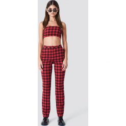 Sahara Ray x NA-KD Spodnie w kratkę - Red. Czerwone spodnie damskie Sahara Ray x NA-KD. W wyprzedaży za 80,97 zł.