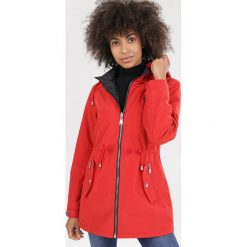 Czerwona Parka Prisneth. Czerwone płaszcze damskie Born2be, s, bez wzorów, krótkie, bez kaptura. Za 189,99 zł.