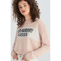 Sweter ze sloganem - Różowy. Różowe swetry damskie Sinsay, s, bez wzorów, bez rękawów, bez kaptura. W wyprzedaży za 19,99 zł.