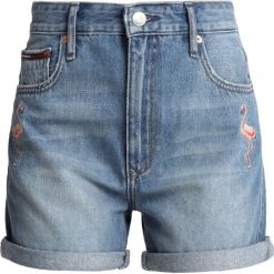 Tommy Jeans RELAXED Szorty jeansowe bleep mid blue rigid. Niebieskie jeansy damskie Tommy Jeans, bez wzorów, z bawełny. Za 399,00 zł.