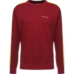 Calvin Klein Jeans SIDE STRIPE Bluza bordeaux. Czerwone bluzy męskie Calvin Klein Jeans, xl, z bawełny. W wyprzedaży za 384,30 zł.