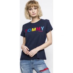 Tommy Jeans - Top. Szare topy damskie Tommy Jeans, l, z nadrukiem, z bawełny, z okrągłym kołnierzem. W wyprzedaży za 139,90 zł.