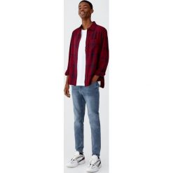 Flanelowa koszula w kratę. Czerwone koszule męskie Pull&Bear, m, bez wzorów, bez kołnierzyka, z długim rękawem. Za 89,90 zł.