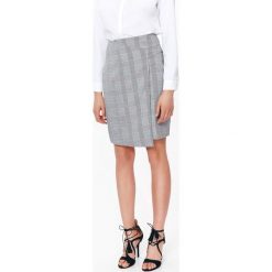 Spódnica w kratę, w nowoczesnym fasonie. Szare spódniczki damskie Top Secret, na co dzień, na lato, w kratkę, z tkaniny, eleganckie, dopasowane. W wyprzedaży za 59,99 zł.