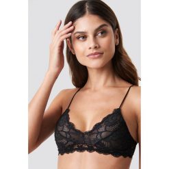 NA-KD Lingerie Koronkowy biustonosz na cienkich ramiczkach - Black. Czarne biustonosze marki NA-KD Lingerie, bez wzorów, z materiału. Za 72,95 zł.