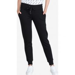 DKNY Spodnie dresowe Czarny. Czarne spodnie damskie DKNY, l, bez wzorów, z elastanu. Za 297,95 zł.