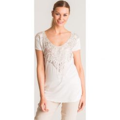 Biały t-shirt Deha ze srebrnym nadrukiem. Białe t-shirty damskie Deha, xl, z nadrukiem, z okrągłym kołnierzem. Za 129,50 zł.