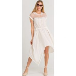 SUKIENKA Patrizia Pepe. Białe sukienki damskie Patrizia Pepe, na co dzień, s, bez wzorów, z materiału, z kapturem, bez rękawów, midi, asymetryczne. Za 654,00 zł.