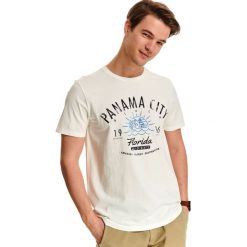 T-shirt z nadrukiem. Białe t-shirty męskie Top Secret, na lato, xl, z nadrukiem, z bawełny, klasyczne, z klasycznym kołnierzykiem, krótkie. W wyprzedaży za 24,99 zł.