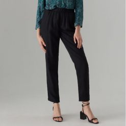Spodnie jogger slim z lyocellu - Czarny. Spodnie damskie Mohito. Za 99,99 zł.