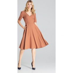 Sukienka midi rozkloszowana brązowa - s. Pomarańczowe sukienki damskie e-margeritka.pl, s, bez wzorów, z tkaniny, eleganckie, z dekoltem w serek, z długim rękawem, długie, midi, rozkloszowane. Za 194,99 zł.
