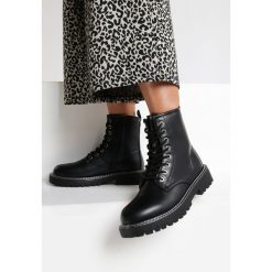 Czarne Botki Aquarea. Czarne botki damskie Renee, bez obcasa, bez zapięcia. Za 159,99 zł.