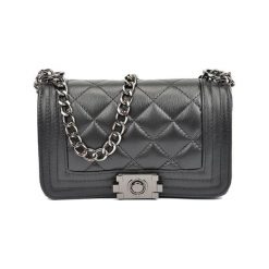 Torebka w kolorze czarnym - (S)20,5 x (W)13 x (G)6 cm. Czarne torebki klasyczne damskie Bestsellers bags, w paski, z materiału, pikowane. W wyprzedaży za 229,95 zł.