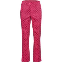 Spodnie ze stretchem bonprix ciemnoróżowo-czarny z nadrukiem. Różowe spodnie damskie bonprix. Za 89,99 zł.