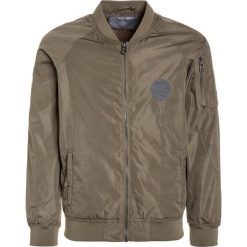 Teddy Smith BERPHY JR Kurtka Bomber snake beige. Brązowe kurtki męskie bomber marki Teddy Smith, z materiału. W wyprzedaży za 269,10 zł.