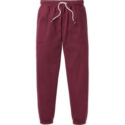 Spodnie dresowe bonprix bordowy. Czerwone spodnie męskie bonprix, s, bez wzorów, z dresówki. Za 69,99 zł.