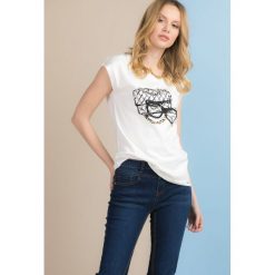 Bluzka z nadrukiem. Szare bluzki damskie marki Monnari, z nadrukiem, z bawełny, glamour, bez kołnierzyka. Za 39,95 zł.