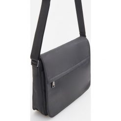 Torba na ramie - Czarny. Czarne torby męskie na ramię Reserved, bez wzorów. Za 119,99 zł.
