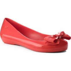 Baleriny ZAXY - Bow IV Fem 82530 Red 01371 BB285006 02064. Czerwone baleriny damskie Zaxy, bez wzorów, z tworzywa sztucznego, klasyczne, bez obcasa, na płaskiej podeszwie. W wyprzedaży za 149,00 zł.