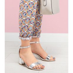 Sandałki damskie Laura Mode QL-159 Srebrne. Szare sandały damskie LAURA MODE, bez wzorów, z tworzywa sztucznego, eleganckie, na niskim obcasie, na obcasie, bez zapięcia. Za 99,00 zł.