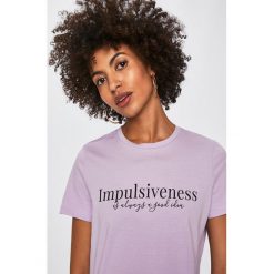Vero Moda - Top. Fioletowe bluzki damskie Vero Moda, s, z nadrukiem, z bawełny, z okrągłym kołnierzem. W wyprzedaży za 49,90 zł.