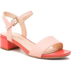 Sandały CLARKS - Orabella Iris 261418874 Light Pink Combi. Różowe klapki damskie Clarks, bez wzorów, ze skóry, bez obcasa, na obcasie. W wyprzedaży za 239,00 zł.