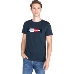 Tommy Hilfiger Koszulka Niebieski. Niebieskie podkoszulki męskie TOMMY HILFIGER, l, z nadrukiem, z bawełny, z krótkim rękawem. Za 219,95 zł.